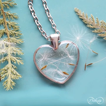 Pitypangmagok tánca kézműves szívmedál