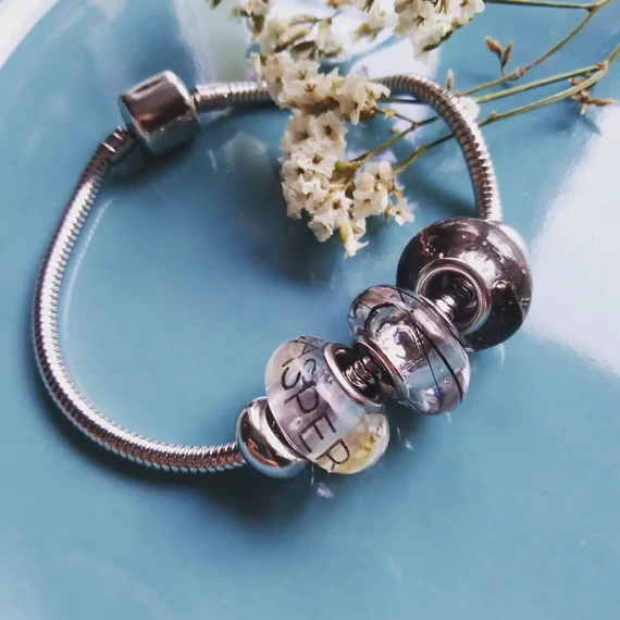 Kutyus bajszát, fogát, karmát tartamazó gyöngyök