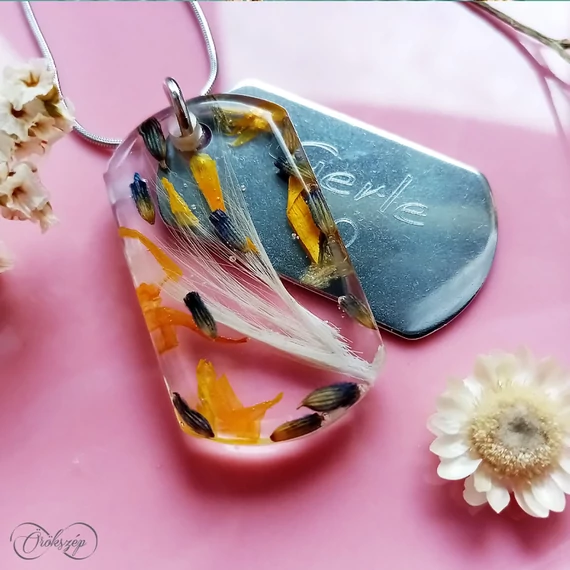 Fehér bunda levelndulával és sárga szirmokkal