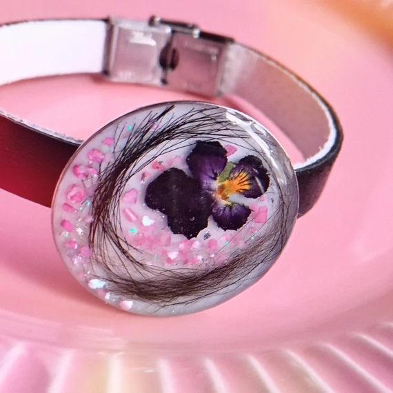 Gyöngyházfehér alapon irrizáló rózsaszín kagylóhéj