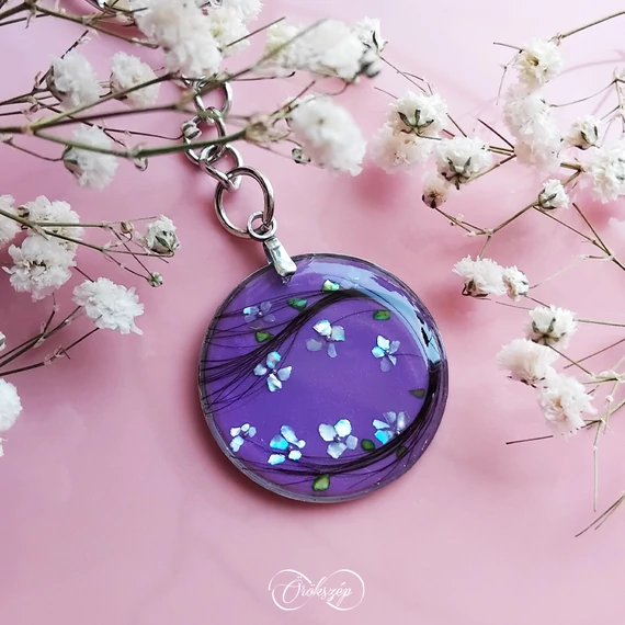 Hajtincses körmedál lila háttérrel FLORALIA díszítéssel