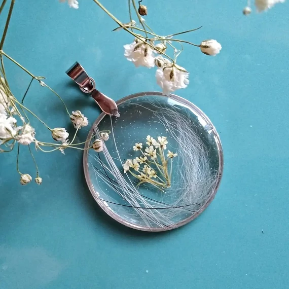 30 mm-es körmedál kutyus szőrével és turbolyával