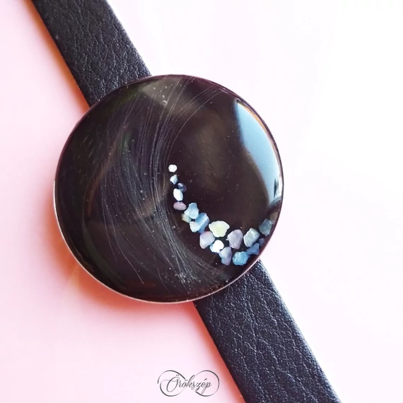 Fekete alapon fehér kagylóhéj