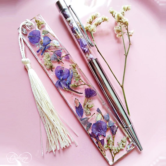 Lila virágos kézműves könyvjelző