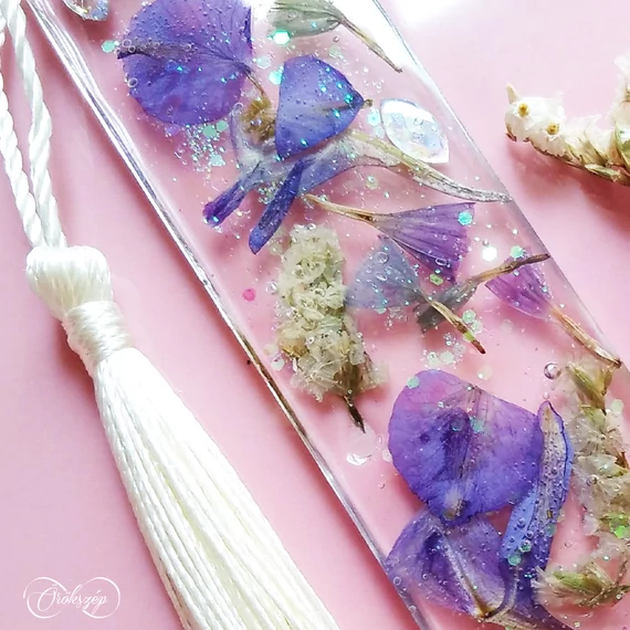 Lila virágos könyvjelző