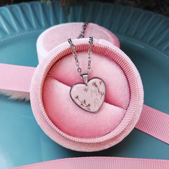 Hajtincses, feliratos szívmedál