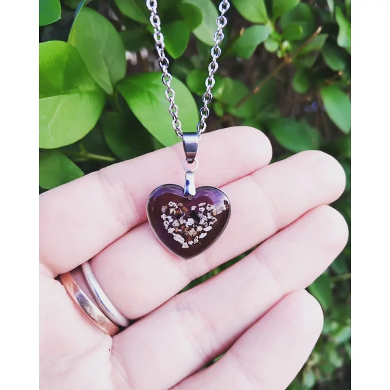 Hamvakkal töltött szívmedál