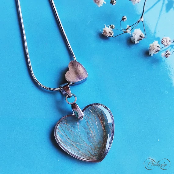 Kutyaszőrrel díszített szívmedál