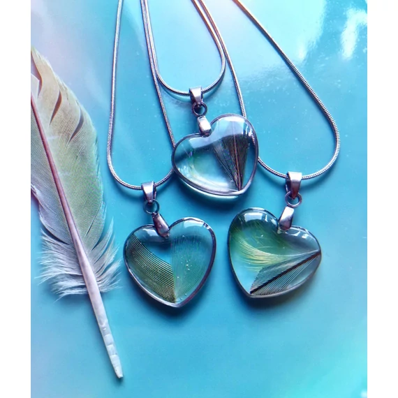 Papagáj tollas szívmedál