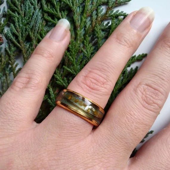 3. Arany alap, türkiz szinezéssel, hajtinccsel