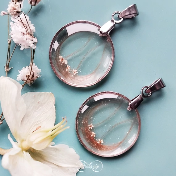 20 mm-es körmedál nyuszi szőrével és turbolyával