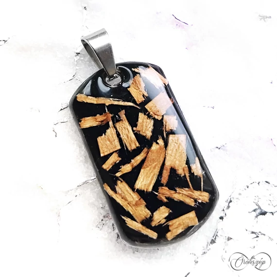 Fekete alapon faforgácsok