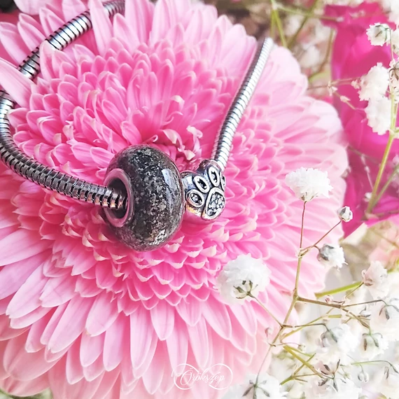 Hamvakkal töltött gyöngy