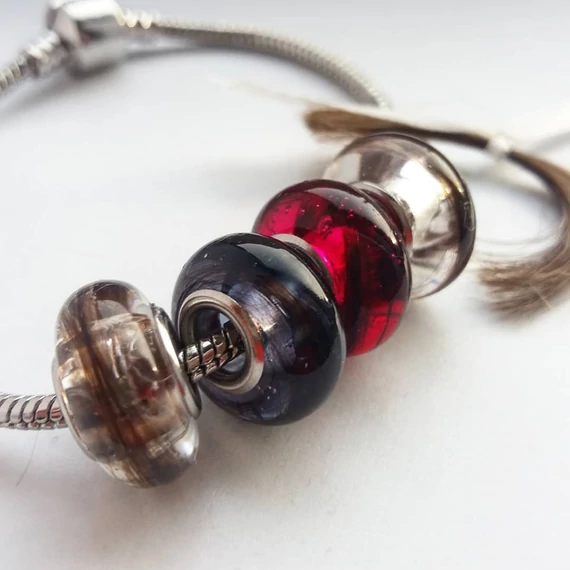 Átlátszó, éjkék, málna gyöngy hajtinccsel