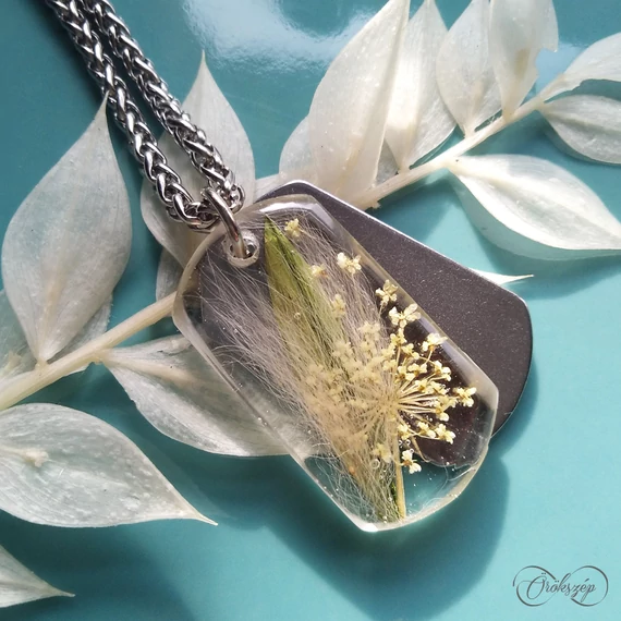 Átlátszó gyanta fehér bundával és turbolyavirággal